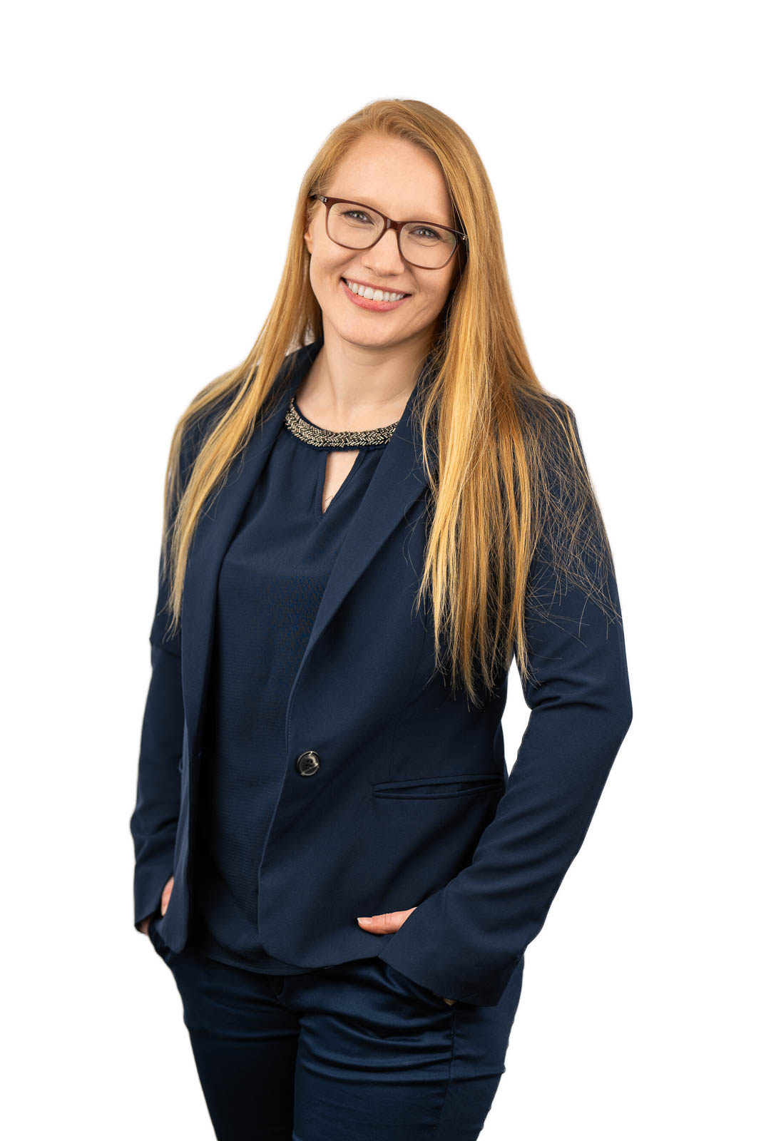 Frauen Business Fotos Mitarbeiterfotos freigestellt weisser hintergrund lachend natuerlich locker businessportrait duesseldorf