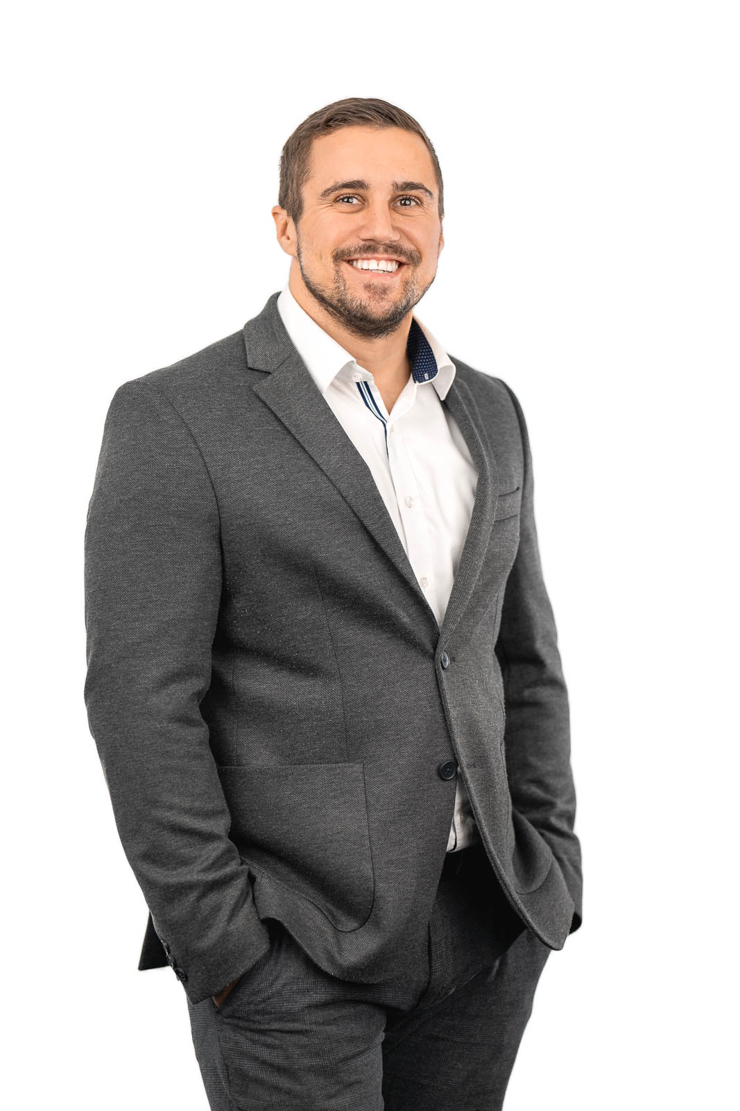 Mitarbeiterfotos freigestellt weisser hintergrund lachned natuerlich locker businessportrait mann duesseldorf