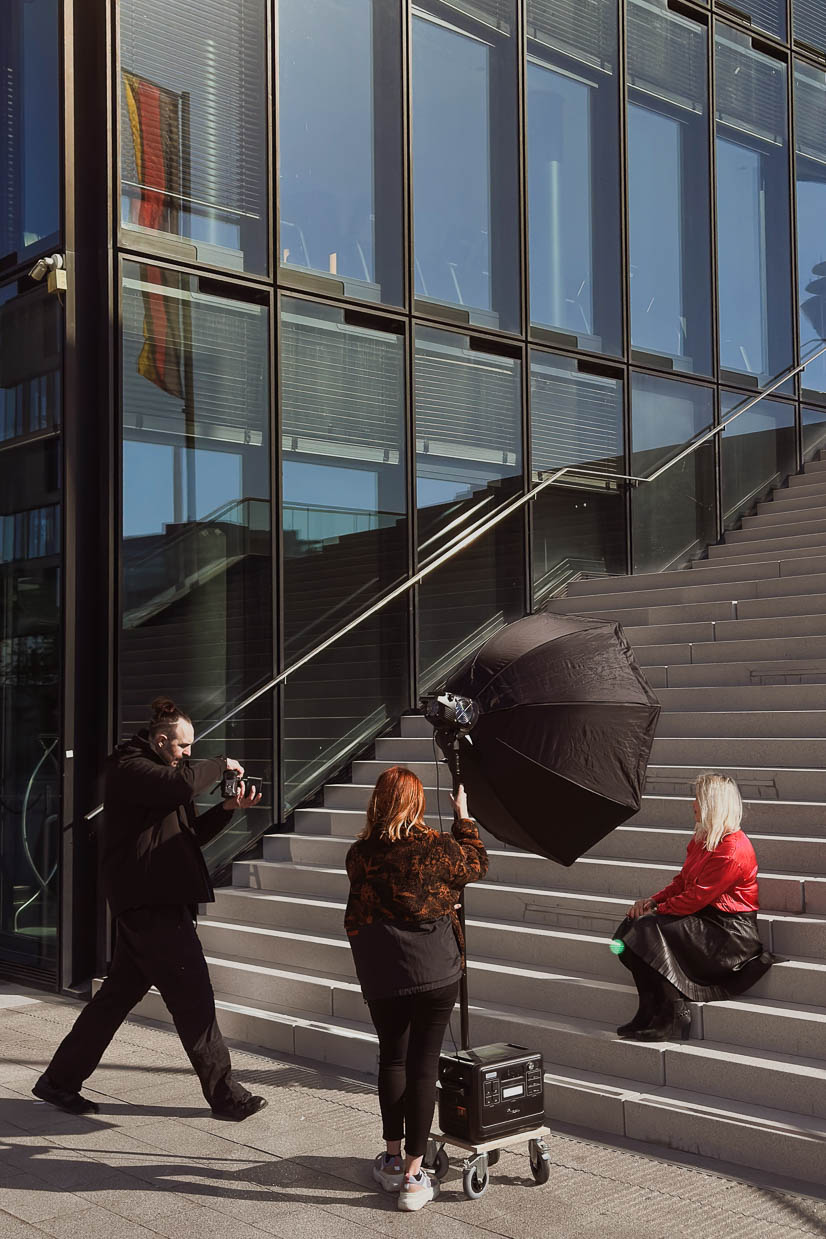 Backstage Mitarbeiter Fotos Duesseldorf Lichtequipment outdoor softbox